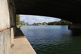 Sous le pont.