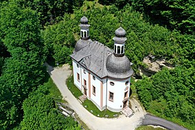 Wallfahrtskirche Maria Himmelfahrt (Li: Draufsicht mit zwei Eingängen; re: Eingangsseite (Südosten))