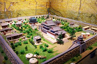 Benteng kuil Maidari Juu (美 岱 召, Meidai Zhao) dibangun oleh Altan Khan tahun 1575 di dekat Baotou.