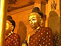 English: Statue of Lord Buddha, Shwedagon Pagoda at night Deutsch: Buddha Statue, Shwedagon-Pagode bei Nacht