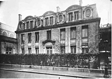 photographie en noir et blanc d'un bâtiment surlequel est inscrit « Université de Paris ».