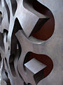 Detalle da porta do Museo Diocesano de Barcelona en acero corten de Plandiura