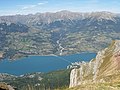 Savines et le lac de Serre-Ponçon vus depuis le pic de Morgon.