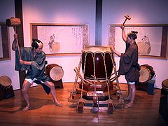 Daiko bat egitea. Osaka: Giza Eskubideen Museoa