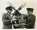 A gauche, Nathan Landman, rabbin aumônier de l'Armée de l'air pour la France, l'Espagne et la Libye, examine le shofar et d'autres équipements religieux du grand jour avant de décoller de la base aérienne d'Evreux-Fauville (France) pour Tripoli (Libye), lors de la première étape d'un circuit de 3 000 milles dans lequel il effectue huit services sur cinq bases avant de revenir à Evreux pour Yom Kippour. À droite, le spécialiste des services d'aumônerie juive, David Cohen d'Everett (Massachusetts), septembre 1964