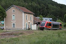 L’X 73506 en gare de Barjac (avec le bâtiment)