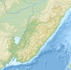 Mapa konturowa Kraju Nadmorskiego, na dole znajduje się punkt z opisem „źródło”, natomiast u góry znajduje się punkt z opisem „ujście”
