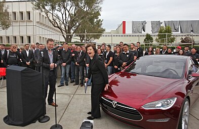 Musk og senator Dianne Feinstein ved siden af en Tesla Model S (2010)