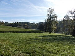 La vallée de l'Eyraud et la forêt du Landais au nord-est du bourg.