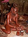 'n Himba-vrou wat wierook berei, die rook word gebruik as 'n antimikrobiese liggaamsreinigingsmiddel, deodorant en geur, vervaardig deur aromatiese kruie en hars te verbrand.