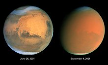Dwa zdjęcia. Widoczna cała półkula Marsa. Lewe zdjęcie z ostro widocznymi szczegółami, prawe zdjęcie bardziej czerwone, trudno rozpoznać szczegóły powierzchni.