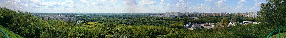 Panorama Warszawy w kierunku południowym i zachodnim ze szczytu Kopca Powstania Warszawskiego