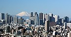 Gunung Fuji dilihat dari cakrawala kota Tokyo di Shinjuku