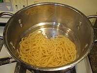 Xả nước từ mì spaghetti luộc