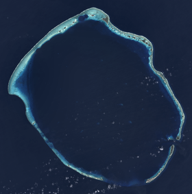 Image satellite Landsat 8 de l'atoll d'Enewetak. Le cratère formé par l'essai nucléaire Ivy Mike est visible près du cap nord de l'atoll, avec le cratère Castle Nectar, plus petit, qui lui est accolé.