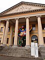 Die Architektur-Akademie der Universität der italienischen Schweiz im Palazzo Turconi in Mendrisio mit der Skulptur «L’Oiseau amourex» von Niki de Saint Phalle