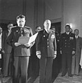 O xeneral soviético Vasili Chuikov en uniforme militar e o seu conselleiro político, Vladimir Semyonov, á súa dereita con uniforme diplomático, durante a proclamación da RDA en 1949