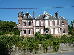 Château, face au monument.