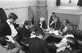 Drion (wit haar) en studenten (Universiteit Leiden, 1969)