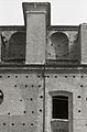 Particolari della facciata laterale. Foto di Paolo Monti