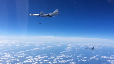 Suhoi Su-30SM -hävittäjän saattama Tupolev Tu-160 -pommittaja ja sen laukaisema H-101-risteilyohjus Syyriassa marraskuussa 2015.