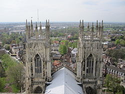 Pogled na York (zahod) iz stolnice skozi zvonika