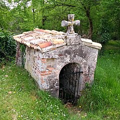 Fontaine Sainte-Ruffine de Biganon. Elle est inscrite avec l'église attenante aux monuments historiques par arrêté du 17 janvier 1997[21].