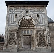 Portal de entrada de Madrasa Karatay en Konya (c. 1251),con decoración de muqarnas y ablaq