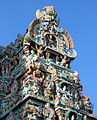 Détail du sommet d'un gopura du temple de Minakshi montrant la prolifération de sculptures