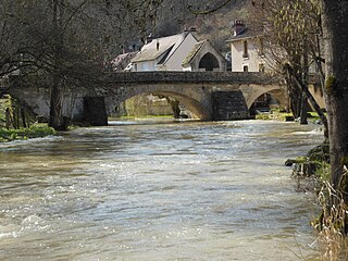 Pont sur l'Yonne (XVe siècle).