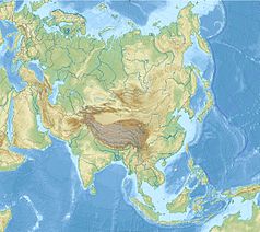 Mapa konturowa Azji, blisko centrum na lewo znajduje się czarny trójkącik z opisem „Tienszan”