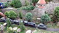 Gold-Zug mit Panzer im Miniaturpark von Kowary vor dem Schloss Fürstenstein