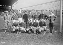 Photographie en noir et blanc d'une équipe de football des années 1930.