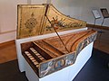 由法國巴黎製造商家族Jean Denis II 於1648年所製造的雙排鍵盤大鍵琴，現存於伊蘇丹聖羅克臨終關懷博物館內 (早期作品）
