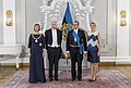 Kaljulaid, seu marido Georgi-Rene Maksimovski, o presidente cessante Toomas Hendrik Ilves e sua esposa Ieva Ilves na posse presidencial de Kaljulaid, Kadriorg Palace, em Tallinn, 10 de outubro de 2016
