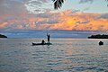 Piroguier sous les nuages rouges du soleil couchant - Sainte-Marie - Analanjirofo - Madagascar