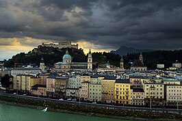 Panorama over de rivier de Salzach, de Rudolfskade en de oude stad van Salzburg vanaf de Kapuzinerberg