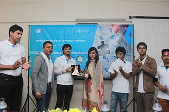Bangla Wikipedia quiz contest winner receiving crest at Bangla Wikipedia Workshop at KUET, Khulna, 2014.