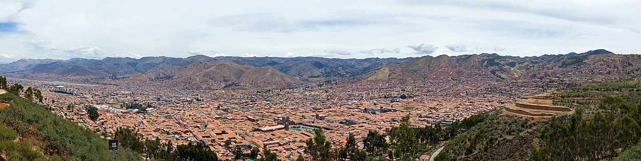 Una vista panorámica dende la parte norte de la ciudá del Cuzco, Perú. Esta fotografía foi tomada cerca de Cristo Blanco. Puede apreciase nel estremu derechu la fortaleza de Sacsayhuamán, y cuasi al centru de tomar, a la Plaza d'Armes. Cuzco foi la capital imperial de los incas.