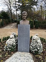 Statue à l'entrée du parc commémorant le centenaire du décès d'Edith Cavell. Œuvre de Nathalie Lambert.