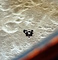 La Luna Modulo "Snoopy" proksimiĝas al la Komando-Servo-Modulo "Charlie Brown" por reinterligiĝo