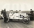 Gil Andersen posiert in seinem Stutz „White-Squadron“-Rennwagen; entweder vor dem American Grand Prize oder dem Vanderbilt Cup in San Francisco (1915)