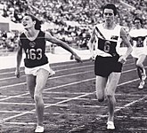 Zieleinlauf im 800-Meter-Finale von 1960: Ljudmila Schewzowa aus der Sowjetunion (l.) gewinnt vor Brenda Jones