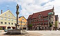 De Alte Marienplatz, met O.L.Vrouwefontein en het stadhuis[3] (midden)