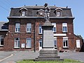 Le monument aux morts devant l'école/médiathèque.