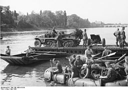 Franchissement de la Meuse à Maastricht sur un ponton et sur un radeau pneumatique, le 10 mai.