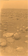 Titan'ın yüzeyindeki çakıl taşları Huygens uzay aracı tarafından yaklaşık 85 cm yükseklikten fotoğraflandı
