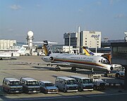 左よりMD90、MD87、MD81（大阪国際空港、2002年）