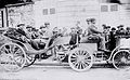 Le comte de Dion au Paris-Rouen 1894, à l'arrière de sa voiture à boggie -genre Victoria- (Mantes-la-Jolie).