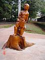 O Contemplador, escultura na UEM feita em um tronco de Flamboyant.